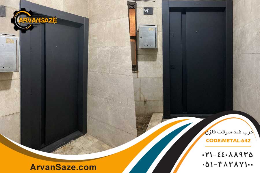 درب ضد سرقت فلزی مشکی رنگ نصب شده درب ورودی فضای باز ساختمان